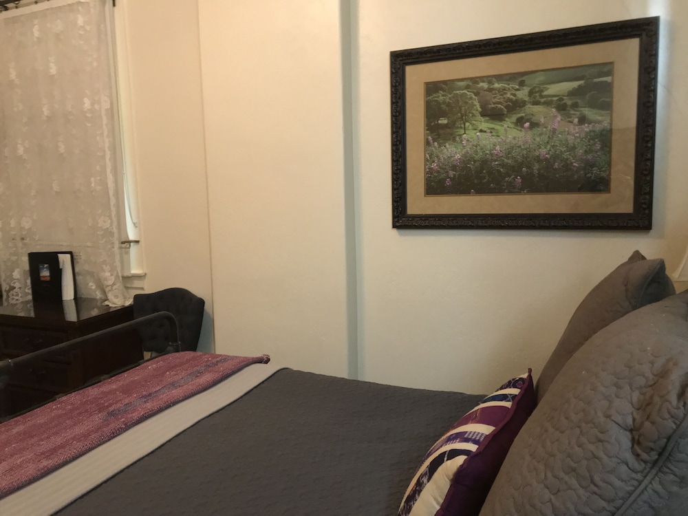 Basic Room, 1 Queen Bed photo 3