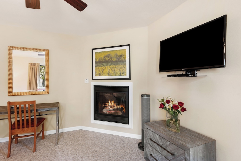 Superior Suite, 1 Queen Bed, Hot Tub (Vineyard Cottage Spa)