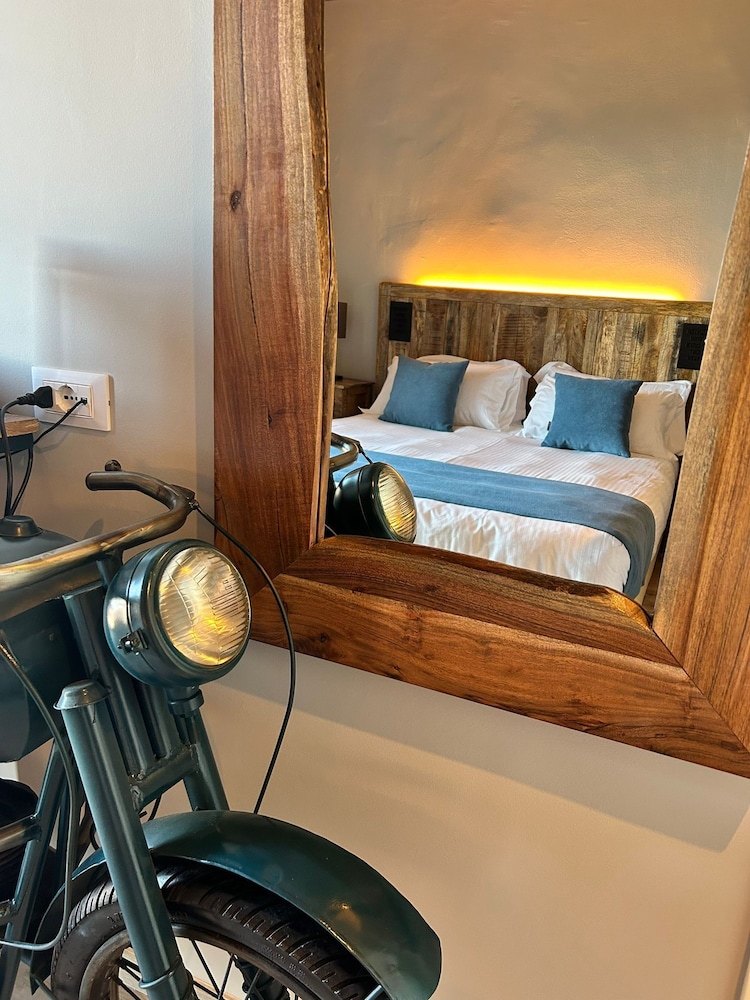 Junior Room, Lake View - Photo 10