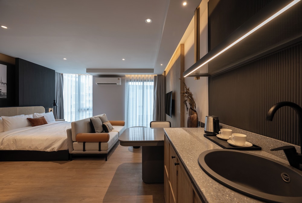 Deluxe Double Room, Balcony, City View photo 3
