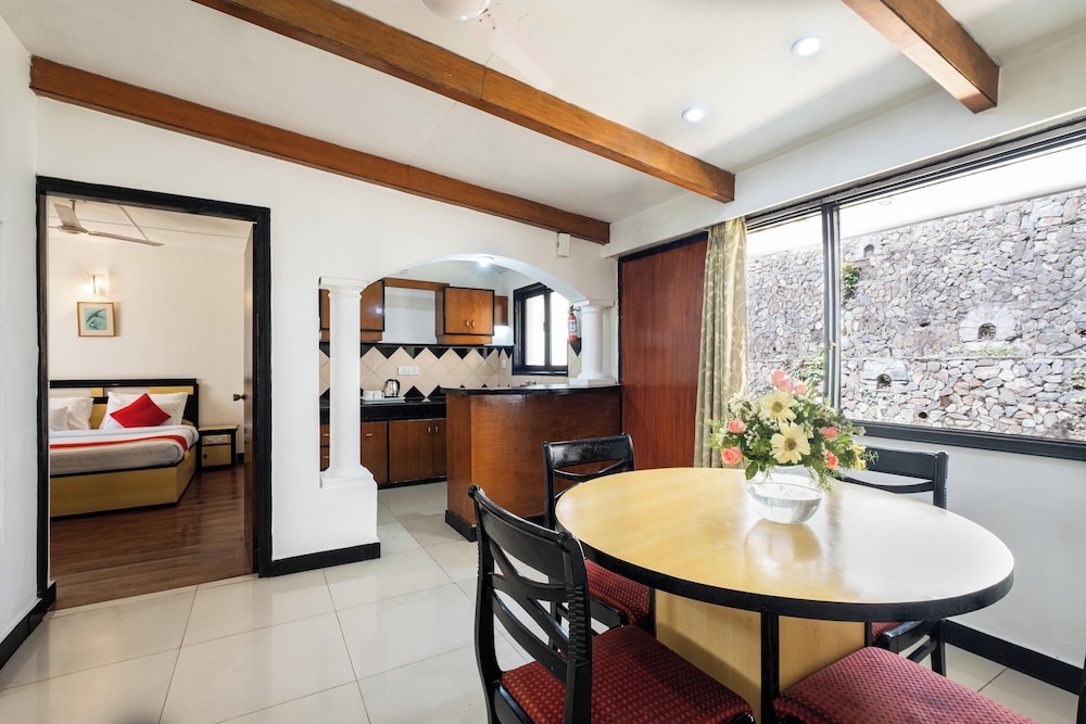 Two Bedroom Cottage with Private Garden - Photo 6