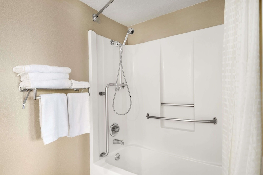 Standard Room, 1 King Bed, Accessible, Non Smoking (Mobility) - Photo 2