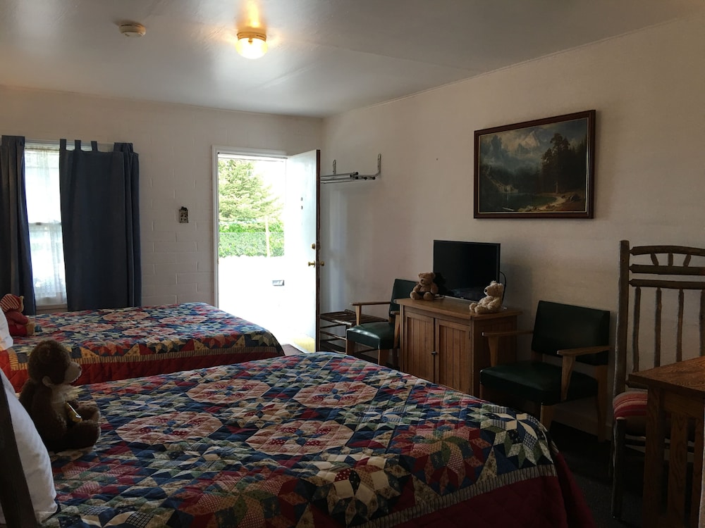 Classic Room (#16, 2 queens) photo 2