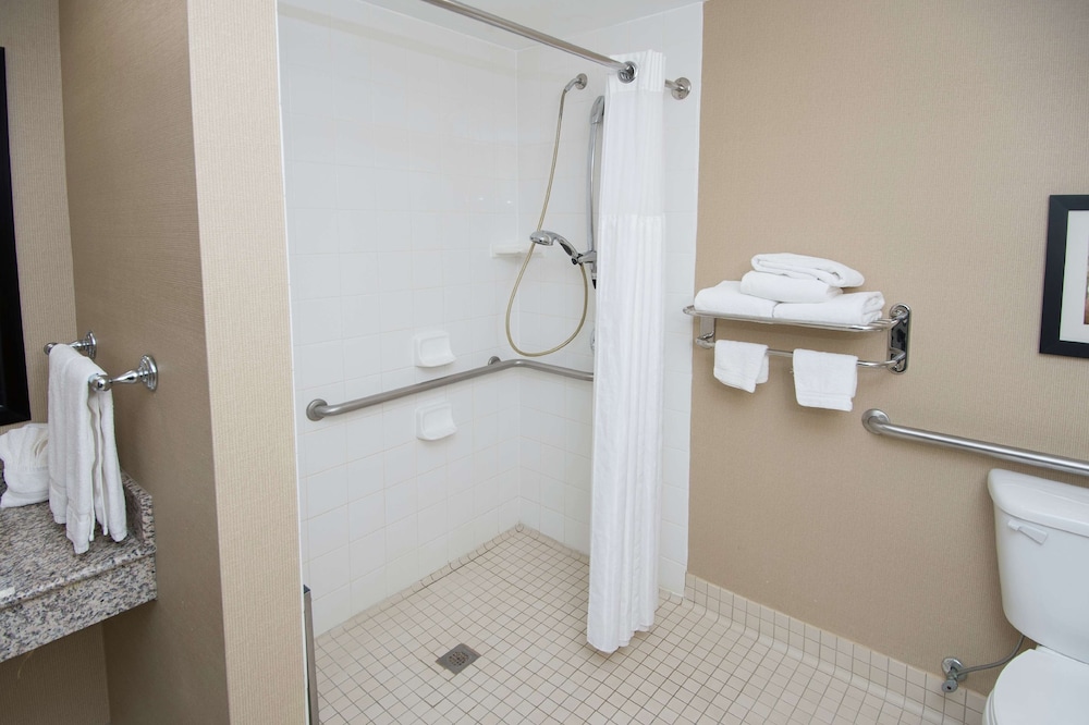 Room, Accessible, Non Smoking (Hearing Impaired/Roll-in Shower) photo 3