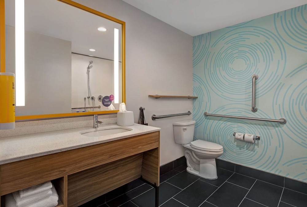 Room, 2 Queen Beds, Accessible (Roll-In Shower, Mobility & Hearing) - Photo 5