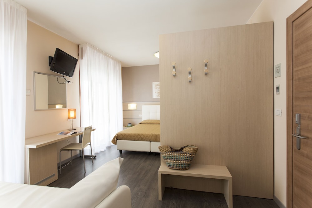 Family Quadruple Room, 1 Bedroom, Balcony, Partial Sea View