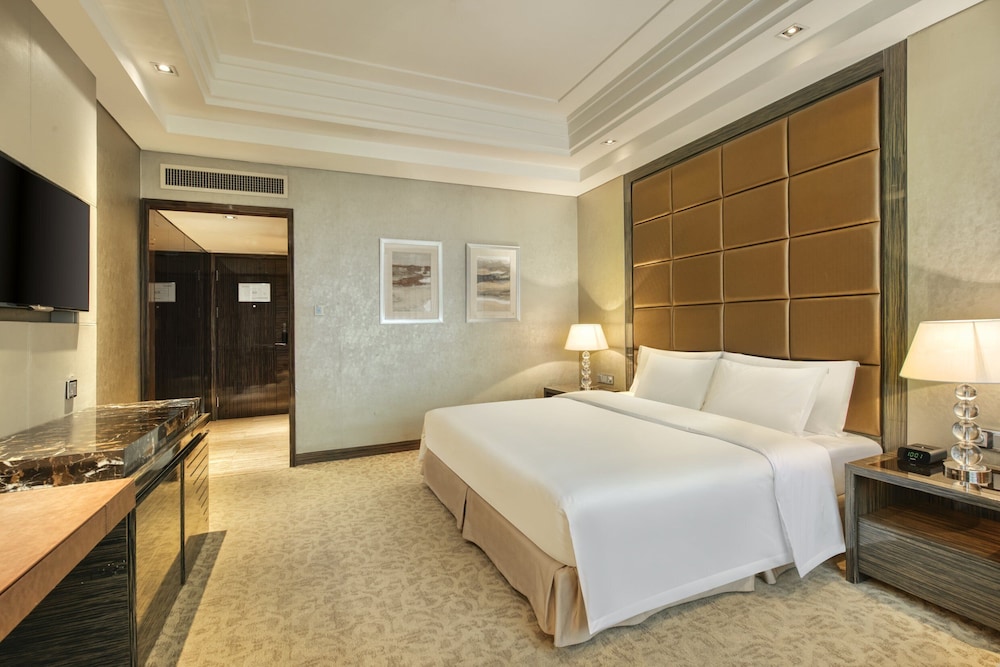 Premium Room, 1 King Bed photo 1