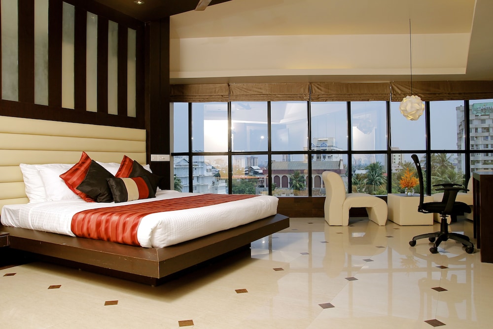 Luxury Suite, 1 King Bed, Bathtub, City View photo 2