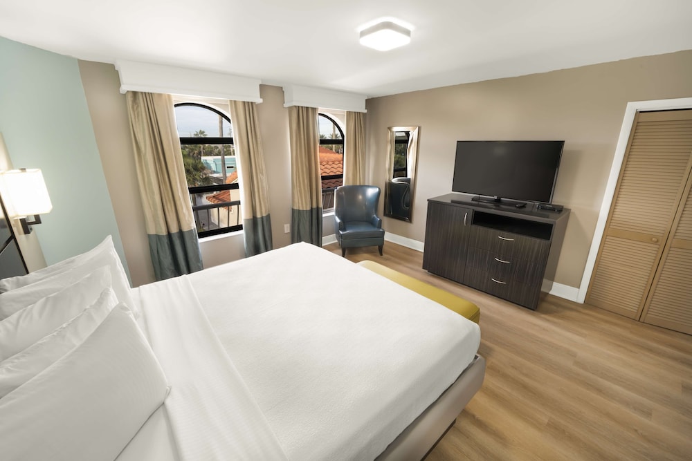 Suite, 1 King Bed, Non Smoking, Balcony photo 2