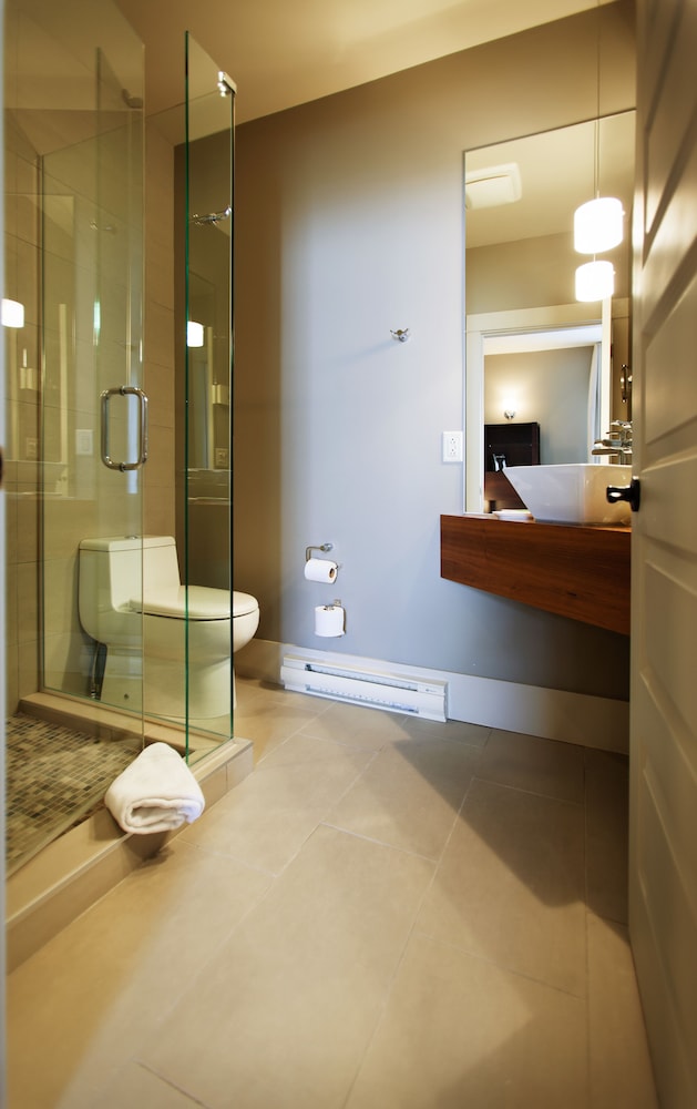 Standard Room, 1 Queen Bed, Private Bathroom photo 2