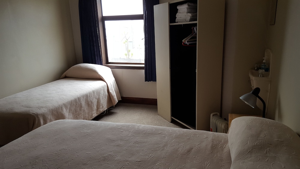 Queen & Single Bed Room with Shared Bathroom Facilities photo 3