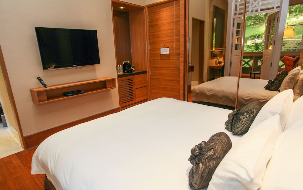 Deluxe Room, 1 King Bed photo 3