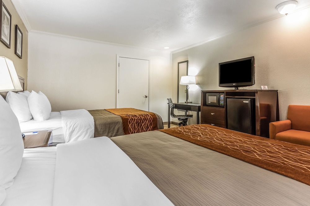 Standard Room, 2 Queen Beds, Non Smoking - Photo 5
