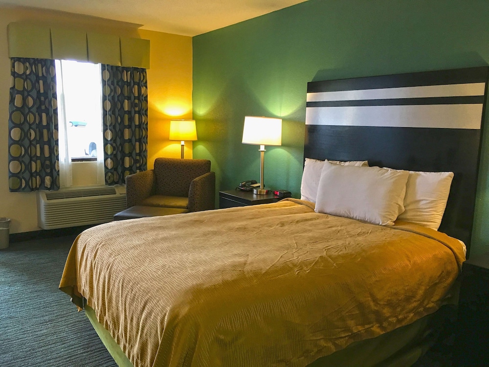 Standard Suite, 1 Queen Bed, Smoking photo 2