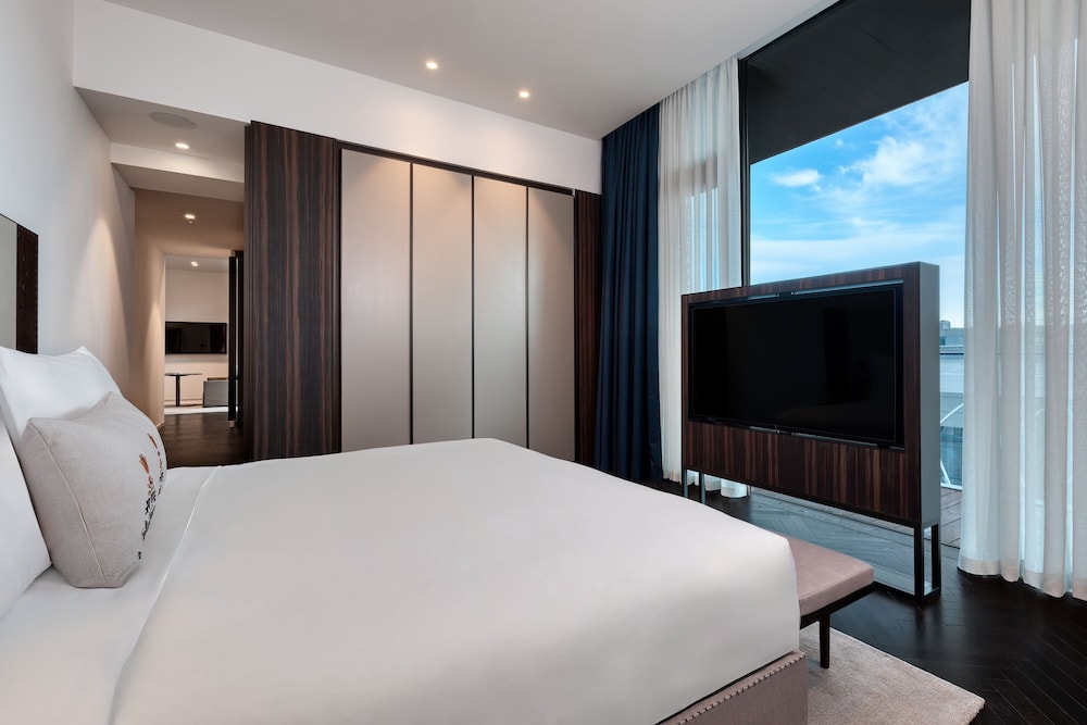 Suite, 1 Bedroom, Balcony (View) - Photo 12