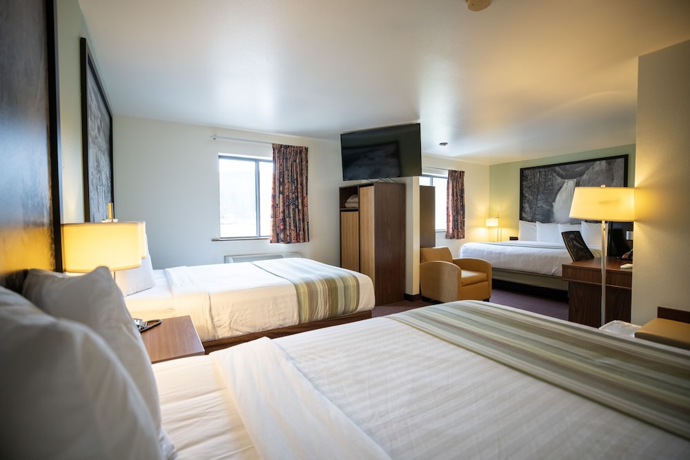 Deluxe Room, 1 King & 2 Queen photo 1