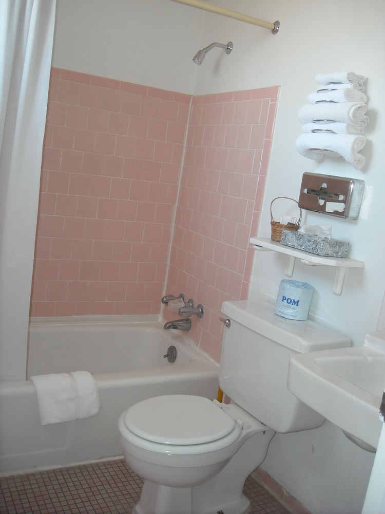 Basic Room, 1 King Bed photo 2