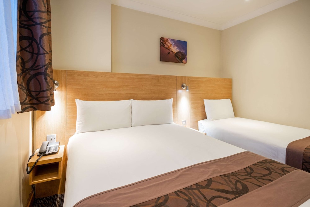 Standard Room, Multiple Beds, Non Smoking photo 2