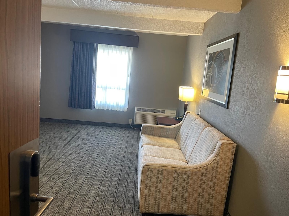 Suite, 1 King Bed - Photo 2