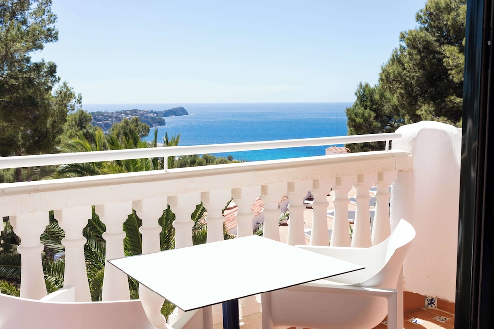 Room, 1 King Bed, Balcony, Partial Sea View thumbnail 5