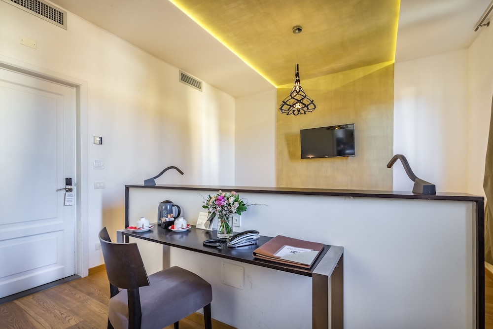 Standard Double Room - Photo 10