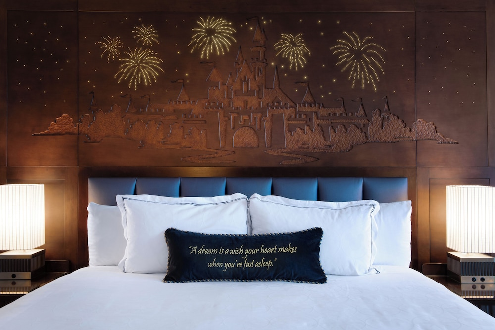 Deluxe View - King Bed - Photo 1