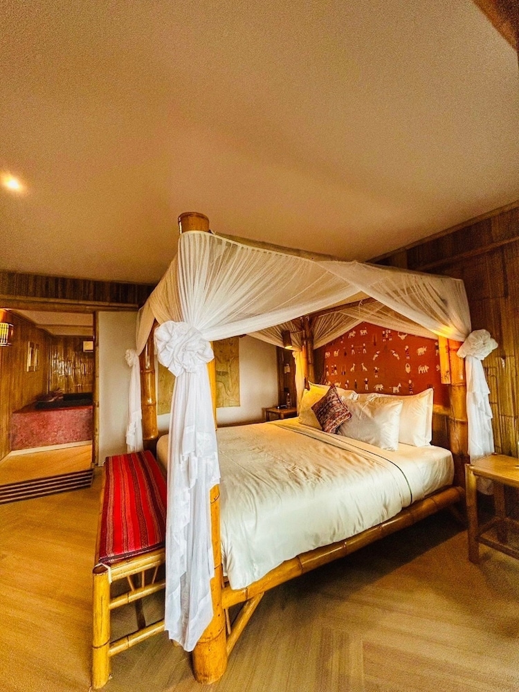 Boutique Cottage with Balcony Bathtub - Photo 2