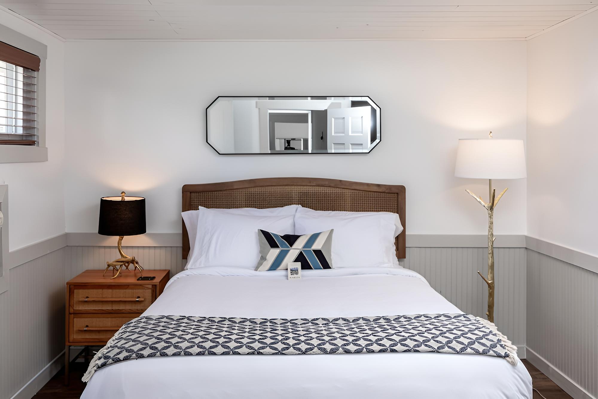 Basic Room, 1 Queen Bed, Courtyard View