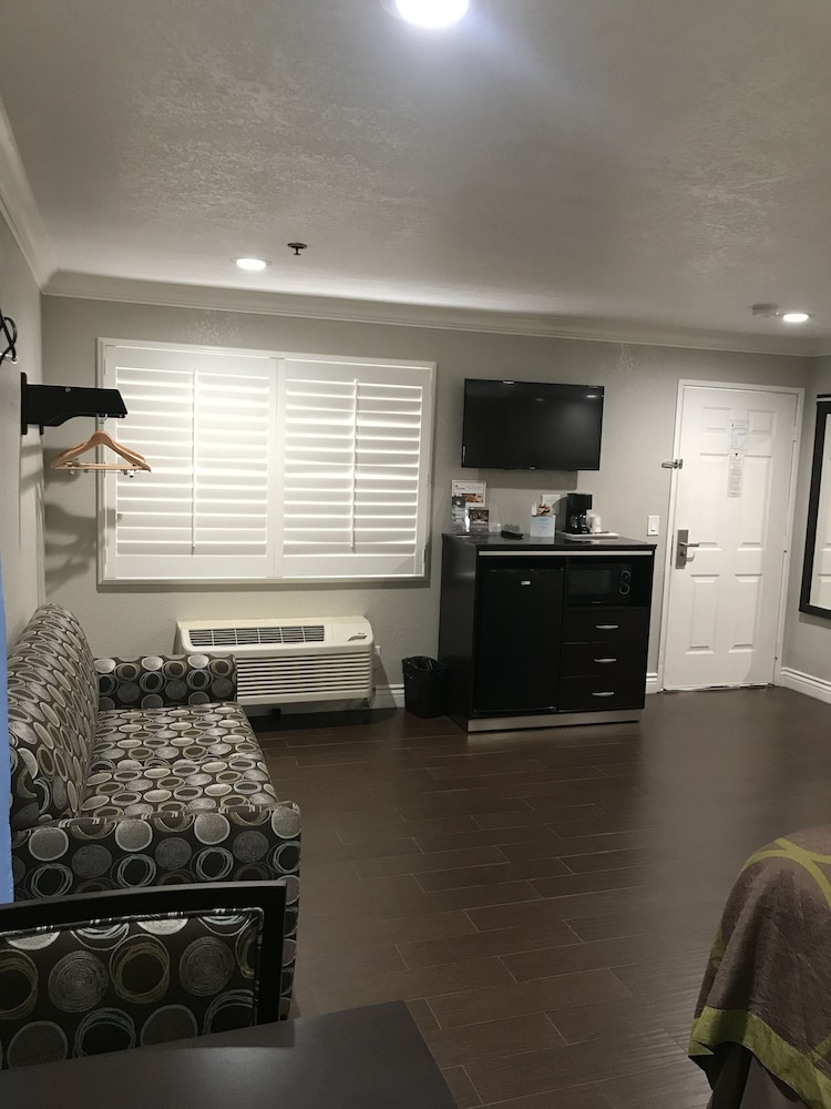 Studio Suite, 1 King Bed, Non Smoking - Photo 8
