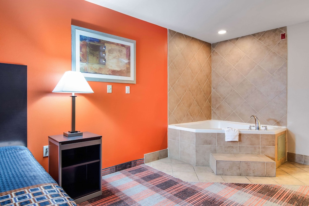 Suite, 1 King Bed, Smoking, Jetted Tub - Photo 2