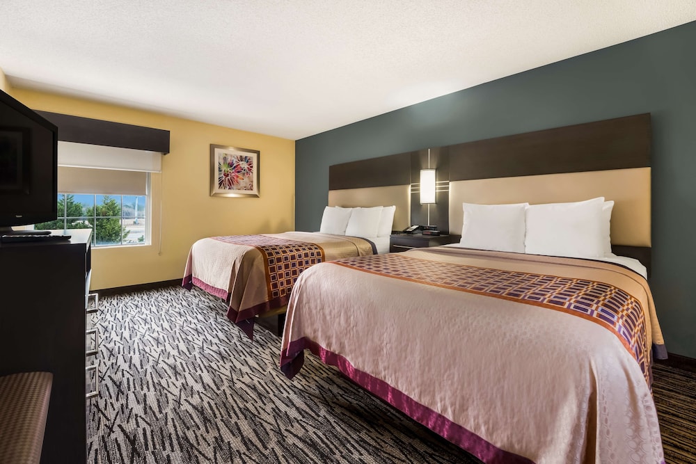 Suite, 2 Queen Beds, Non Smoking, Microwave (with Sofabed) - Photo 3