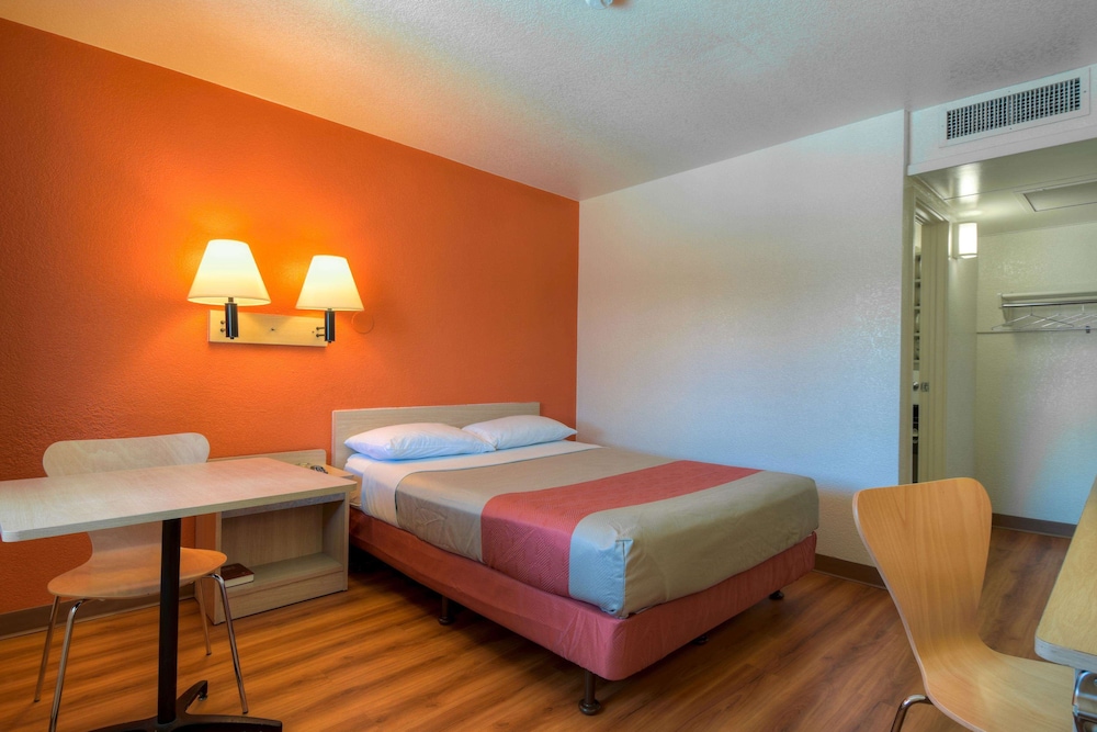 Deluxe Room, 1 Queen Bed, Non Smoking, Refrigerator & Microwave photo 1