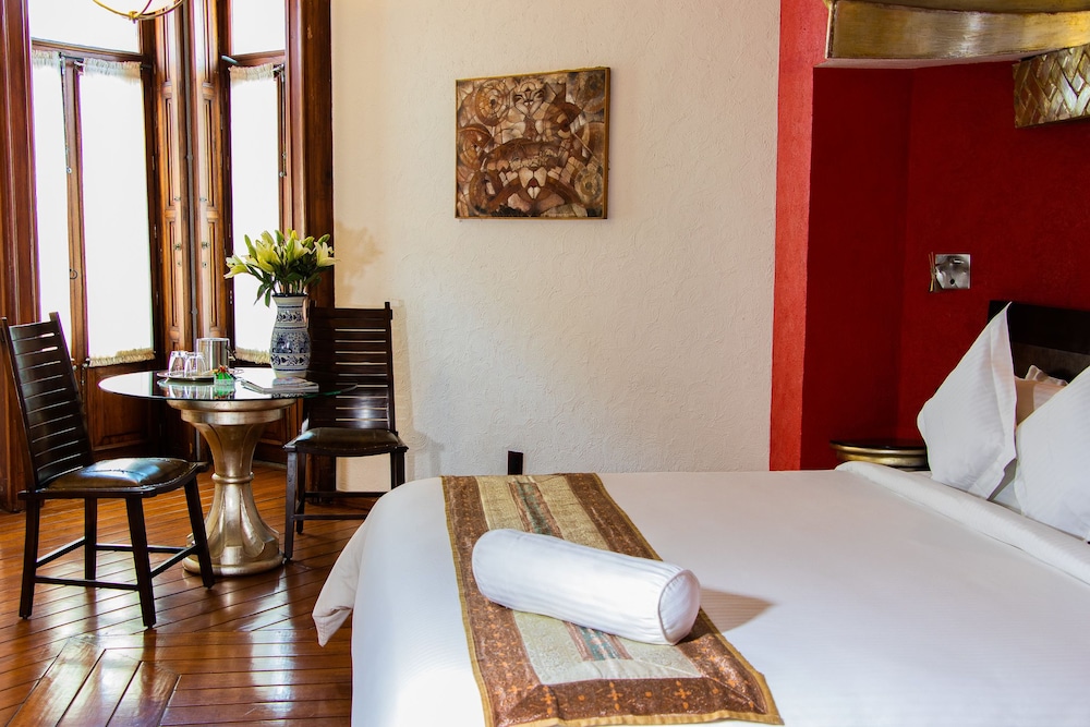Junior Room, 1 King Bed (La China Poblana) photo 1