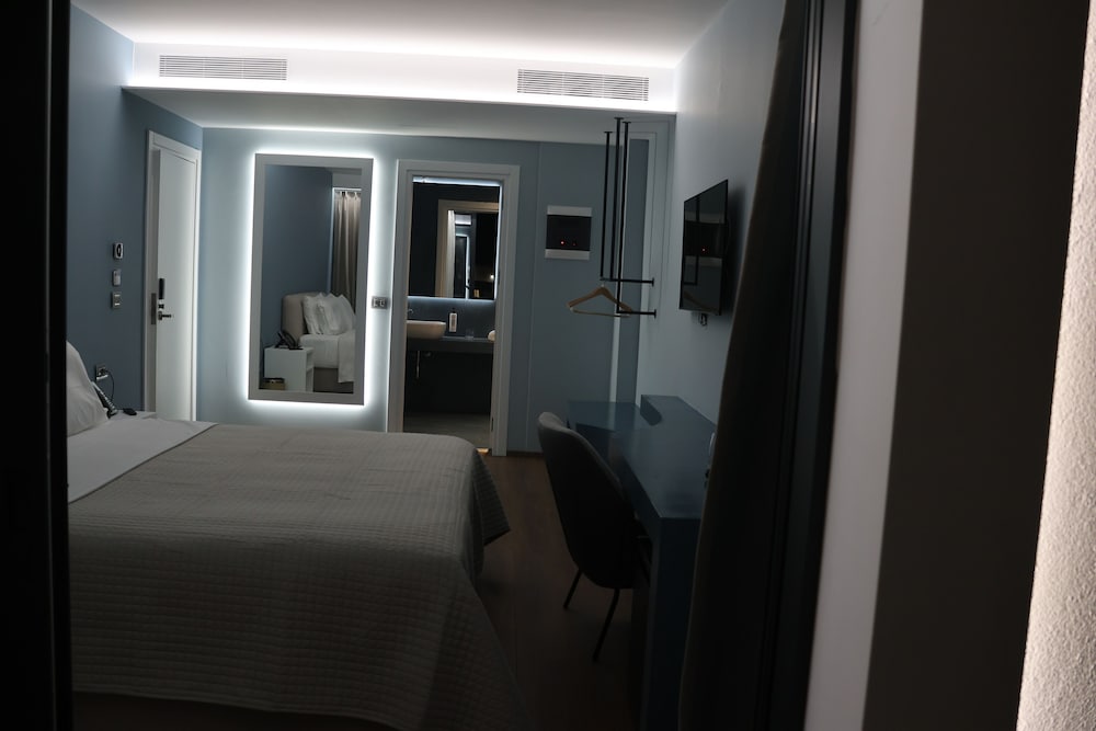 Deluxe Room, 1 King Bed, Sea View photo 2