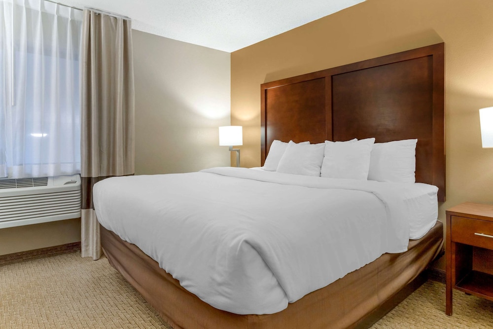 Suite, 1 King Bed with Sofa bed, Non Smoking, Hot Tub - Photo 2