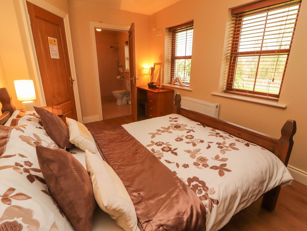 Suite, 1 Queen Bed, Smoking photo 3
