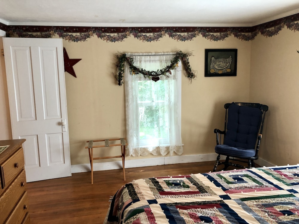 Comfort Room (Burgundy) photo 3