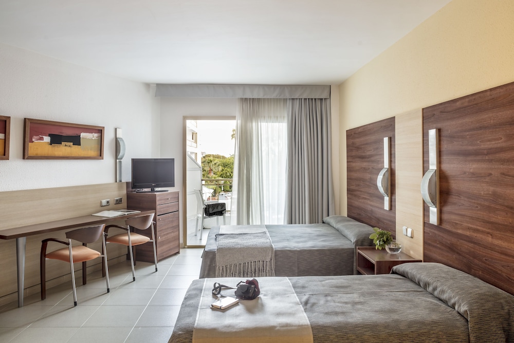 Premium Quadruple Room, Pool View (2+2) - Photo 4