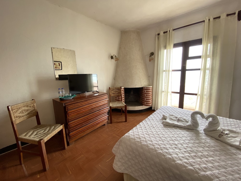 Honeymoon Room, 1 Queen Bed, Balcony, Lake View photo 2