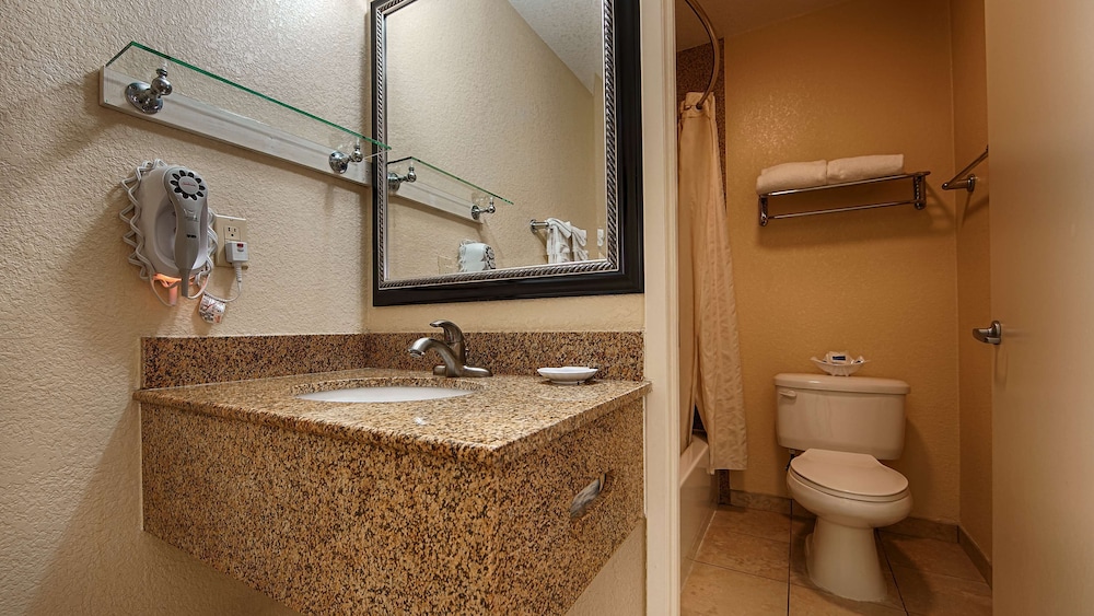 Standard Room, 2 Queen Beds, Non Smoking, Refrigerator & Microwave - Photo 3