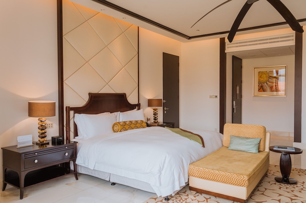 Room, 1 King Bed, Pool View - Photo 7