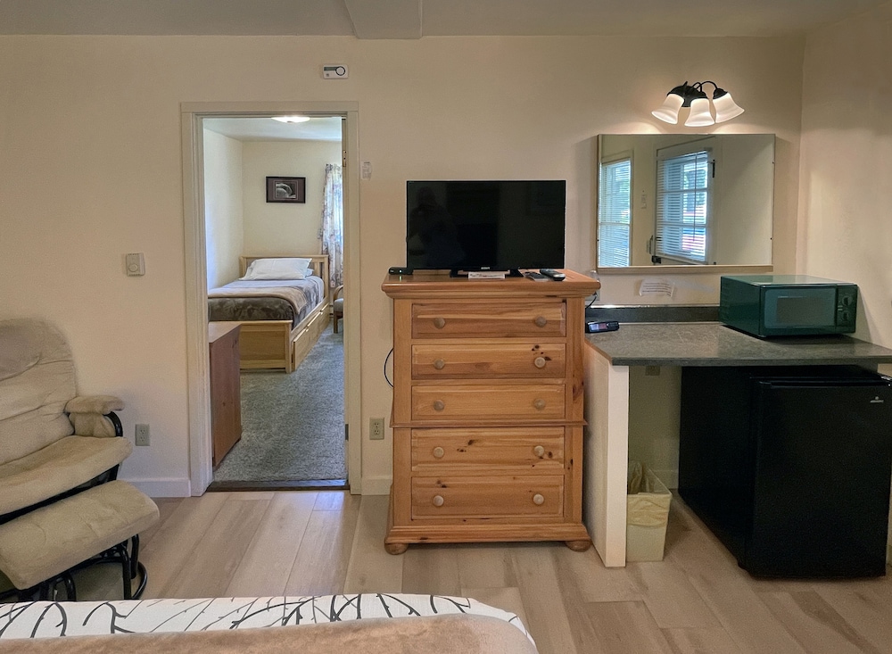 Room, 2 Bedrooms, Refrigerator & Microwave (8) (No Pets) photo 2