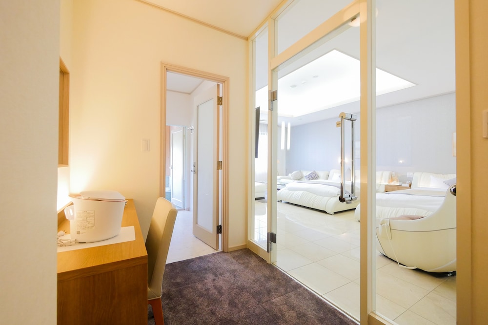 Luxury Twin Room, Partial Ocean View photo 3