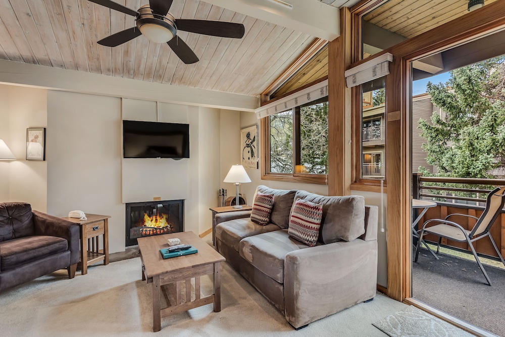 Premier Studio (Unit 412)