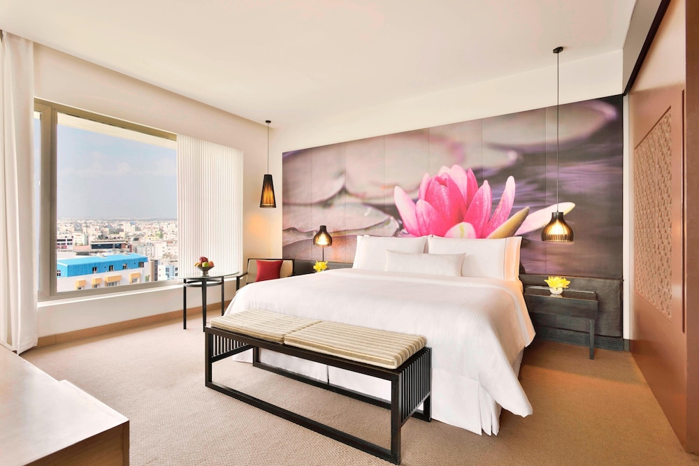 Room, 2 Twin Beds, Pool View - Photo 9