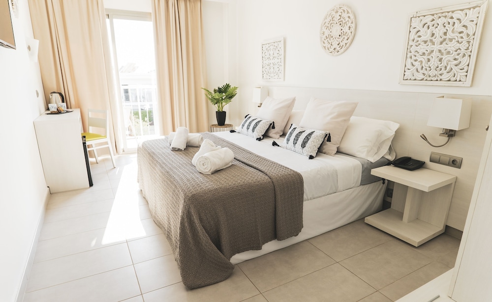 Deluxe Double Room, Balcony - Photo 4