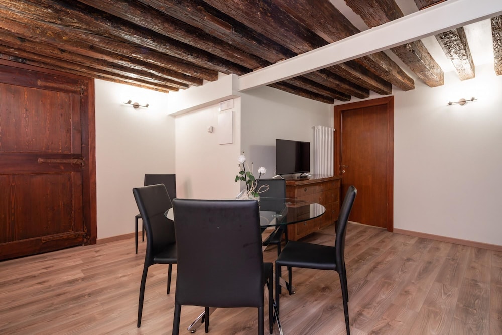 Apartment photo 2
