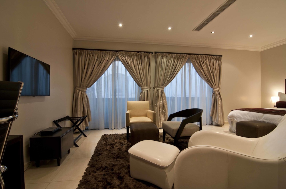 Deluxe Studio Suite, 1 King Bed, Kitchenette photo 3
