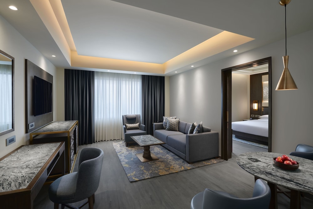 Regency, Executive Suite - Photo 2