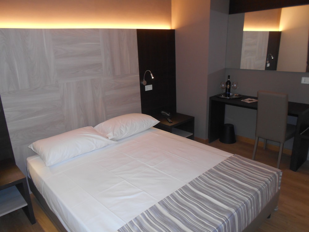 Junior Suite, 1 Queen Bed photo 2